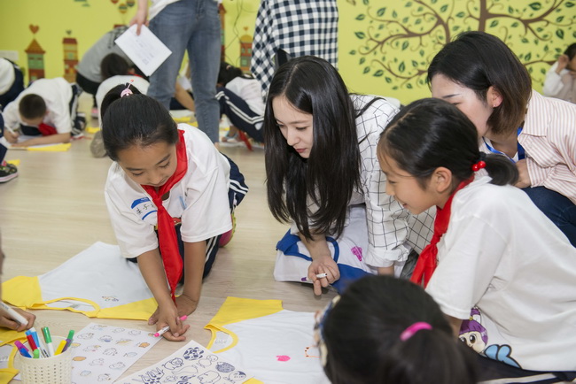CJ梦享教室开进云南 郑秀晶助阵与小朋友一起欢度六一