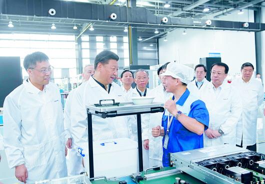 6月14日上午,习近平在济南考察浪潮集团高端容错计算机产业基地。□新华社记者 李学仁 报道