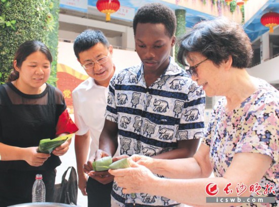  昨日，芙蓉区东湖街道东沙社区邀请湖南农业大学的留学生一起包粽子。 长沙晚报记者 李金 摄