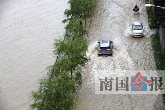 柳州柳江河水位上涨 滨江西路延长线被洪水淹没