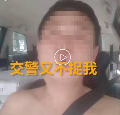 赤膊汉边“灌酒”边开车挑衅交警