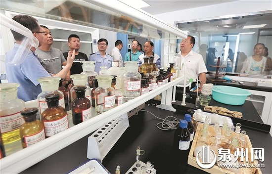 在“神秘实验室”里,市民学习中药材防假辨伪知识。