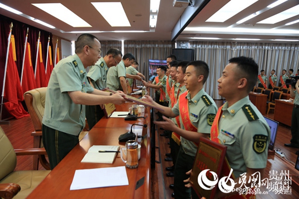 贵州省消防部队“两优一先”暨“改革先锋 身边榜样”表彰大会现场。（涂敏 摄）