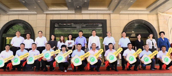 出席嘉宾向受助医院颁发救护车钥匙