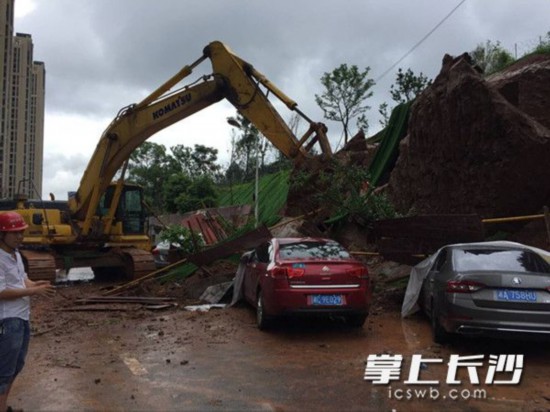 记者采访不久后,现场被围挡隔离。