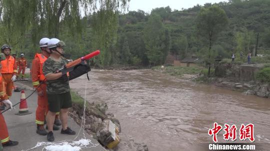山西一村庄遭洪水围困消防员强渡激流救出19人