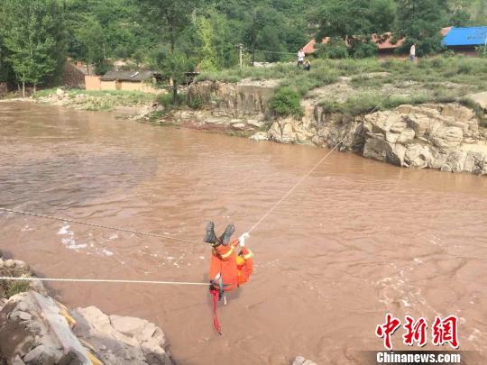 消防战士正在飞渡激流 张帅 摄