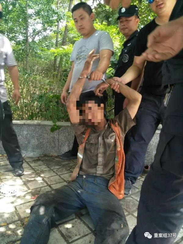 ▲7月19日中午，马廷江在湖南怀化被捕。现场视频截图