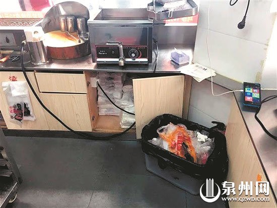 南安市区正新鸡排操作间垃圾桶未加盖