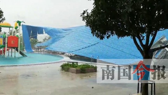 柳州市多地现6级以上强风 狂风掀翻泳池钢架棚(图)