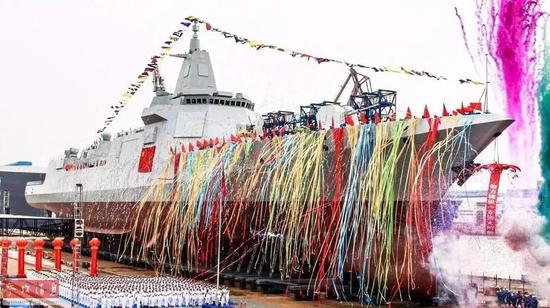 ▲资料图片：2017年6月28日，中国海军055型驱逐舰首舰下水仪式在上海江南造船（集团）有限责任公司举行。