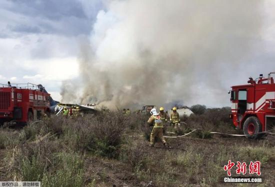 图为坠机现场飞机起火燃烧。幸运的是，机上全部人员都生还，有85人受伤。