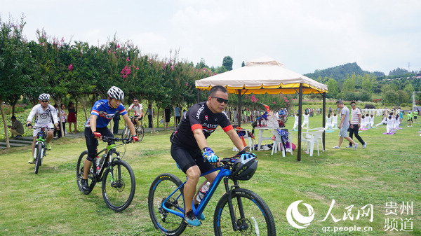 杉坪景区每年都会吸引一批各地的自行车、太极拳、瑜伽等团队到景区训练、游玩。（李宇 摄）