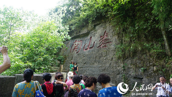 游客到娄山关景区游玩。（李宇 摄）
