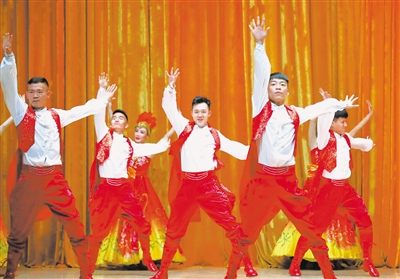 <p>　　7月31日，宁夏演艺集团歌舞剧院在驻宁某部队举行迎“八一”慰问演出活动，与子弟兵共叙军民鱼水情。</p><p>　　均本报记者　王洋　摄　</p>