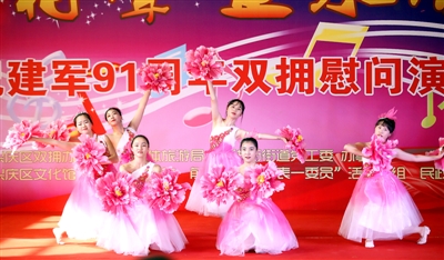 <p> 7月30日,演员们在为消防官兵表演舞蹈《盛世花开》。当日,银川市兴庆区双拥办、前进街街道办事处党工委等单位在银川市消防大队开展“八一”建军节“”慰问活动,通过送文化活动弘扬双拥光荣传统。 </p>