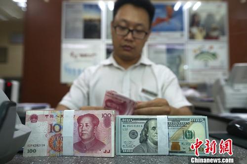 7月25日，山西太原一银行工作人员清点货币。当日，来自中国外汇交易中心的数据显示，人民币对美元汇率中间价报6.8040，较前一交易日下跌149个基点。中新社记者 张云 摄
