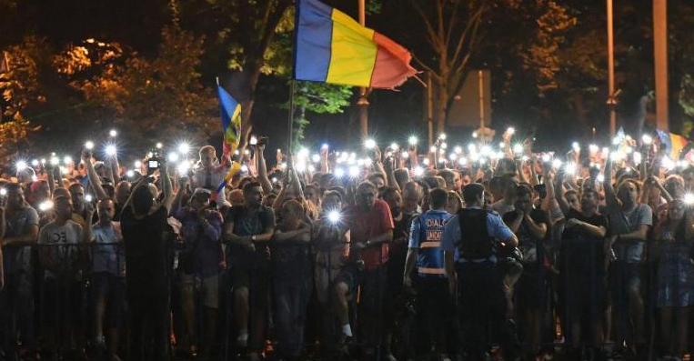 万名罗马尼亚民众要求政府下台现场