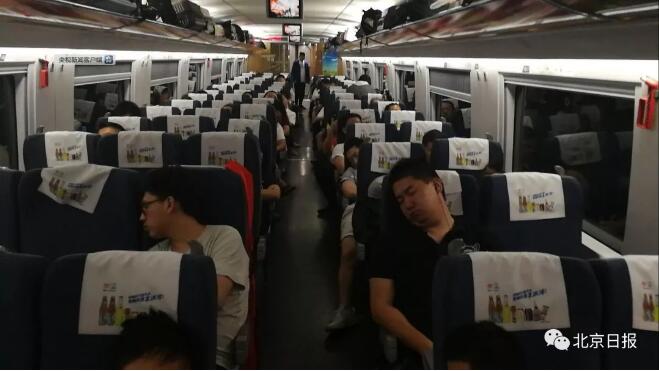 彩钢板撞击逼停京沪高铁 乘客:车厢断电 有人晕倒