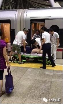 彩钢板撞击逼停京沪高铁 乘客:车厢断电 有人晕倒