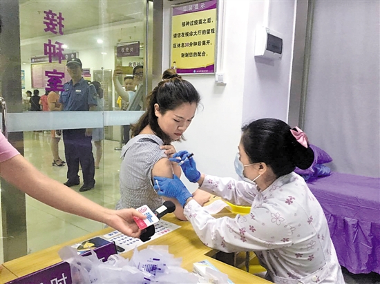 16日，巫小姐在羅湖成人預防接種門診接種了深圳第一針9價HPV疫苗。（羊城晚報）