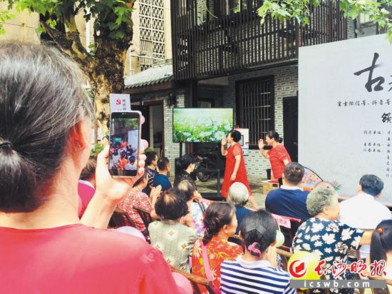  街坊们在老街巷里即兴表演，录短视频上传抖音。长沙晚报实习生 叶子琪 摄