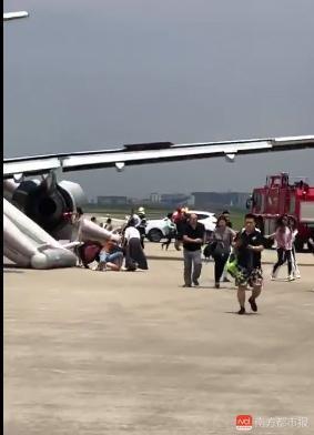 乘客亲历:飞机重砸地面 左发着火空姐掉泪