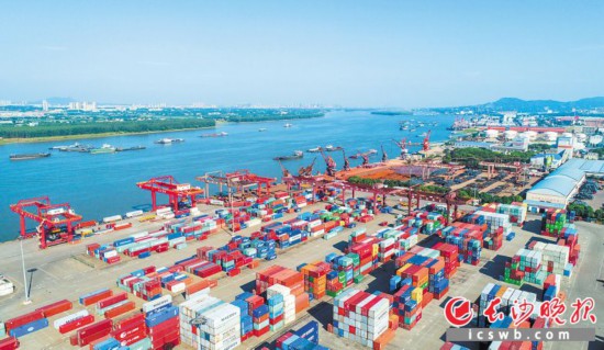  长沙新港，8月件杂散货吞吐量达到58万吨。湖南首个汽车滚装码头9月将建成，10月将迎来首航。长沙晚报记者 邹麟 摄