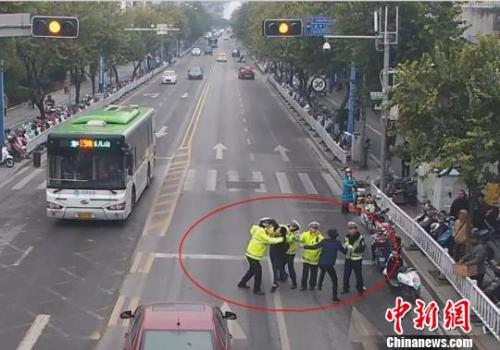 资料图:2018年1月底,广西兄弟俩酒后违法驾驶,殴打协警被拘。图为监控视频显示,涉事男子拒不配合执法。 李宗亮摄 资料图:2018年1月底,广西兄弟俩酒后违法驾驶,殴打协警被拘。图为监控视频显示,涉事男子拒不配合执法。 李宗亮摄