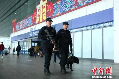 资料图：2018年春节期间，杭州铁路公安处特警队员在杭州东站巡逻。杭州铁路公安处供图