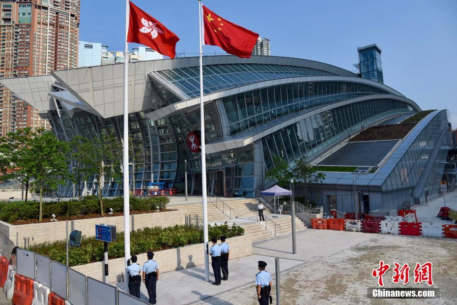 9月5日早上，一個香港警員小隊正在廣深港高鐵西九龍站進行升國旗及區旗儀式。高鐵西九龍站由9月4日起，每天定時有警員進行升、降旗儀式。中新社