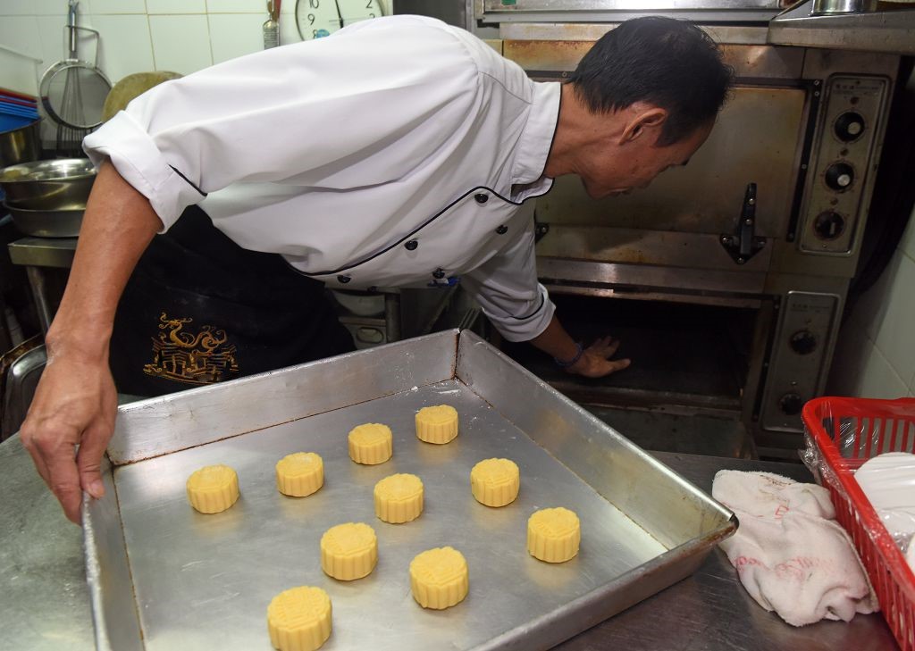調查推算香港去年丟棄97萬個月餅，創15年新低。圖為師傅在製作港式奶黃月餅。(新華社)