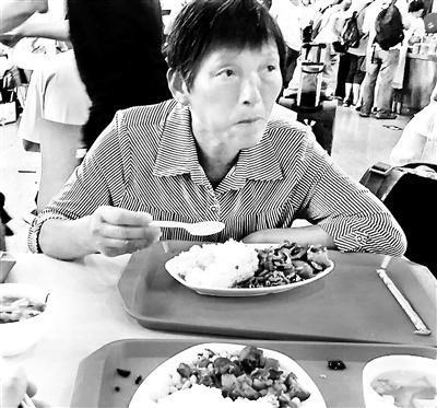 辜孝琼走失当天就穿的这件衣服