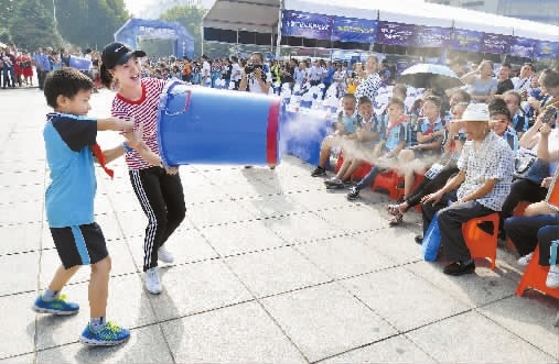  9月14日，岳阳市巴陵广场，志愿者邀请小学生一起进行空气炮实验。