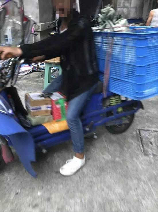 小美拍到的嫌疑人和车辆外观图自法制晚报