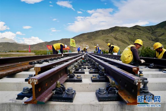 （经济）（1）川藏铁路拉林段首组道岔铺设成功 
