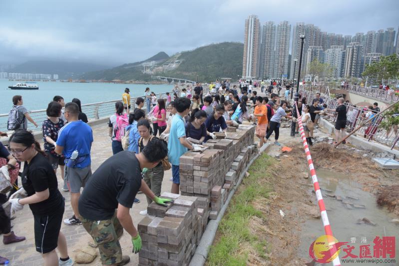 颱風過後，港人團結一心，主動清理將軍澳海濱長廊（中新社資料圖片)