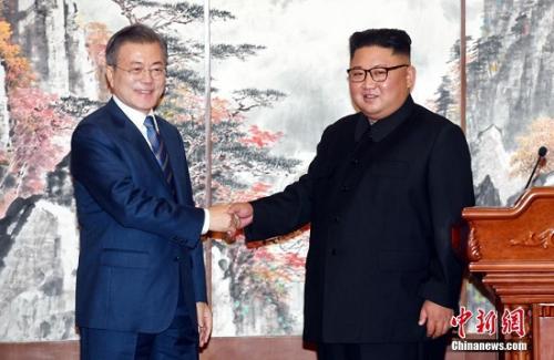 9月19日，在朝鲜平壤，朝鲜国务委员会委员长金正恩（右）与韩国总统文在寅在举行共同记者会后握手。中新社发平壤联合采访团供图