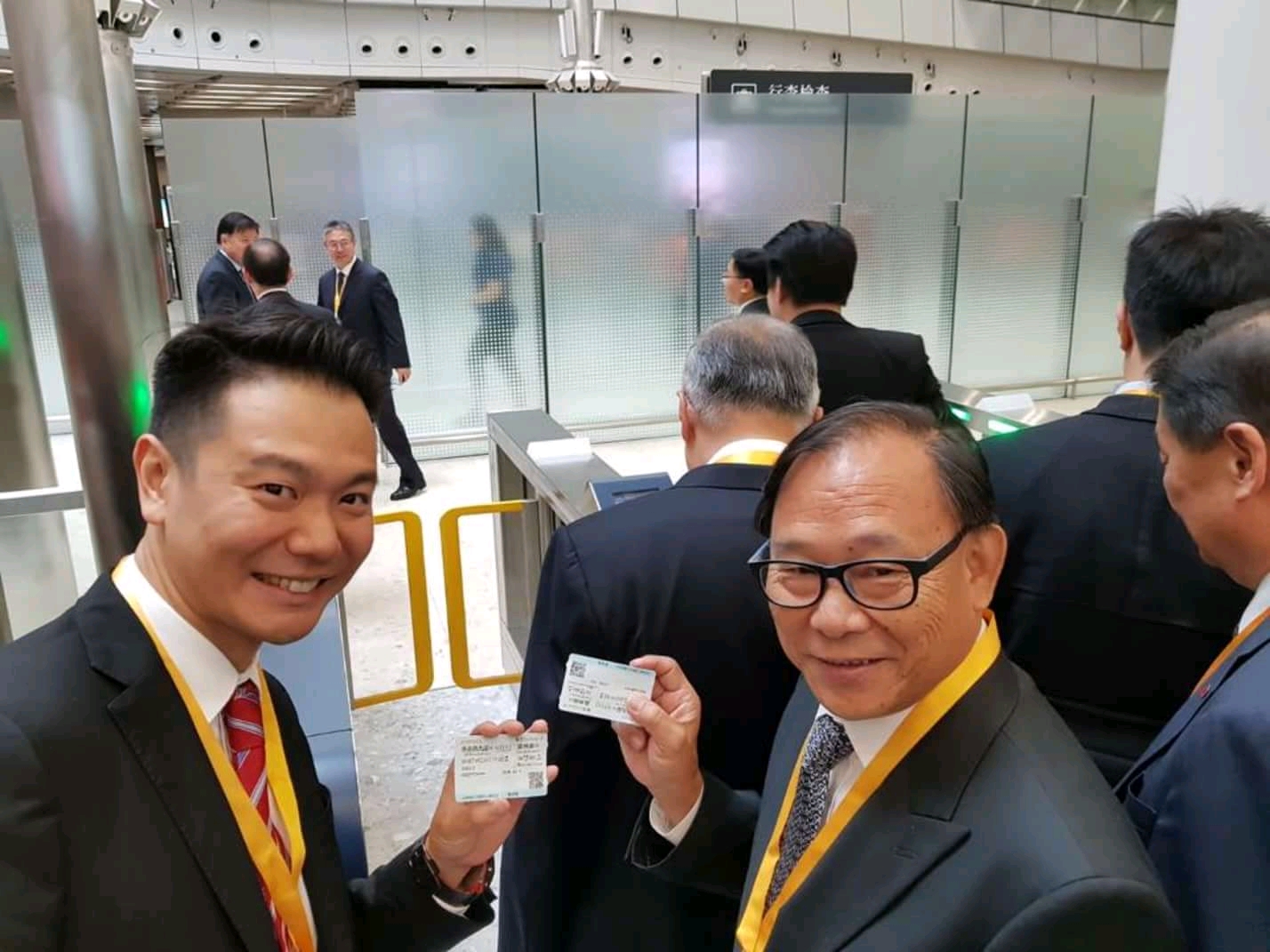 民建聯副主席周浩鼎（左）參加香港高鐵的開通儀式。大公文匯全媒體記者 朱朗文 攝
