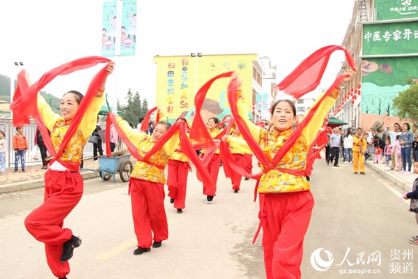 24集小镇秋分开集活动中，当地群众开展文艺展演庆祝首个中国农民丰收节。
