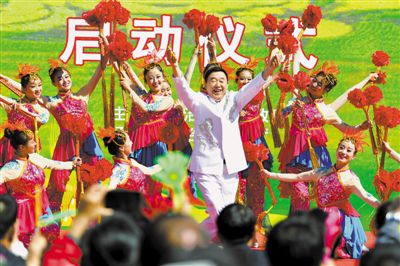 <p>　　9月23日，全区首届“中国农民丰收节”主会场启动仪式在贺兰县常信乡四十里店村的“稻渔空间”休闲农业园区举行。　　本报记者　王鼎　实习生　马楠　摄</p>