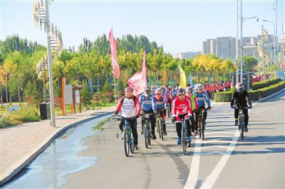 <p>　　9月22日，世界无车日。当天，银川市千余名市民相约人民广场，从这里出发，沿亲水北大街至览山公园，再从沈阳路、民族街骑行至北塔海宝公园，全长19.7公里,以实际行动倡导绿色出行。随后，大家又在海宝公园开展了义务捡垃圾公益活动。</p><p>　　本报通讯员　姚惠忠　摄　</p>