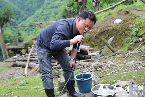帮扶干部渴了，就着农户水管喝水。张体旁 摄
