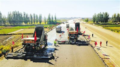 <p>　　国庆节期间，京藏高速公路改扩建工程银川过境段的施工人员坚守岗位，以实干苦干的劲头为祖国庆生。</p>