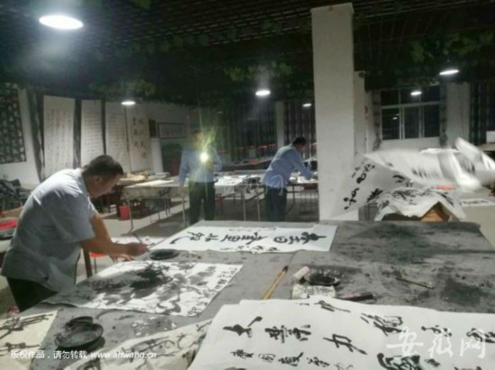 萧县的几位农民书画爱好者，国庆假期聚在一起切磋技艺。