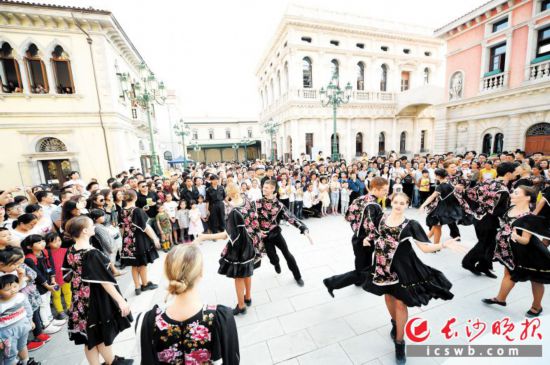  昨日，华谊兄弟（长沙）电影小镇人流如织，游客们享受到了一场意大利风情与湖湘本土特色文化交融的音乐盛宴。长沙晚报记者 黄启晴 摄