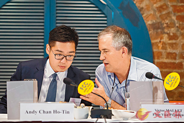 ■馬凱工作簽證不獲續期，香港各界普遍認為與外國記者會協助「香港民族黨」播「獨」有關。圖為馬凱與陳浩天在播「獨」演講時交談。 資料圖片