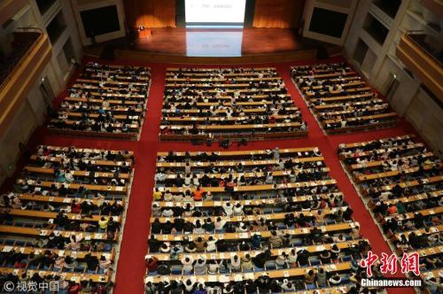 资料图：2018年1月10日，在济南山东会堂内，5000名考研族同上巨无霸大课。 郑涛 摄 图片来源：视觉中国