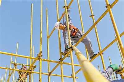 <p>　　10月12日，工人在比赛现场搭建脚手架。当日，宁夏建筑工人技能大赛决赛在吴忠市举行。新华社发　　</p>