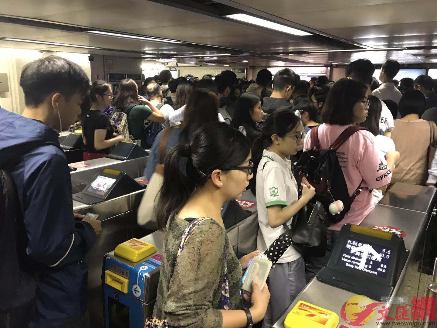 港鐵今日4條線路出現故障，香港大範圍交通癱瘓。